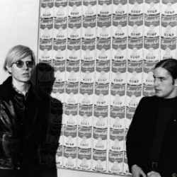 Andy Warhol und Joe Dallesandro vor Warhols Gemälde 100 Campbell's Soup Cans' (1962), Hessisches Landesmuseum, Darmstadt 1971, 1971/2012, 30,0 x 40,0 cm, Auflage: 25 + 1