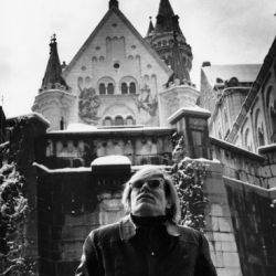 Andy Warhol vor Schloss Neuschwanstein, Allgäu, Bayern 1971, 1971/2012, 40,0 x 30,0 cm, Auflage: 25 + 1