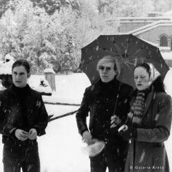 Joe Dallesandro, Andy Warhol und Jane Forth im Garten von Schloss Linderhof, Bayern 1971, 1971/2012, 30,0 x 40,0 cm, Auflage: 25+1