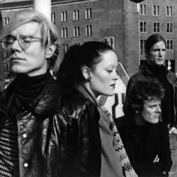 "Andy Warhol, Jane Forth, Paul Morrissey und Joe Dallesandro auf dem Platz der Luftbrücke (II), West-Berlin 1971, 1971/2012, 30,0 x 40,0 cm, Auflage: 25+1