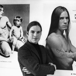 Joe Dallesandro vor dem TRASH-Filmplakat (II), München 1971,  1971/2012, 30,0 x 40,0 cm, Auflage: 25+1