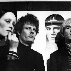 Jane Forth, Paul Morrissey und Andy Warhol vor dem TRASH-Filmplakat (II), München 1971,  1971/2012, 30,0 x 40,0 cm, Auflage: 25+1
