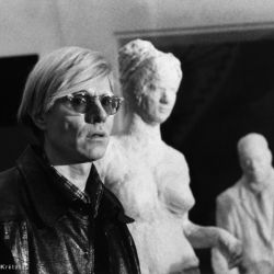 Andy Warhol  vor George Segals Installation 'Rock and Roll Combo' (1964), Hessisches Landesmuseum, Darmstadt 1971, 1971/2012, 30,0 x 40,0 cm, Auflage: 25+1