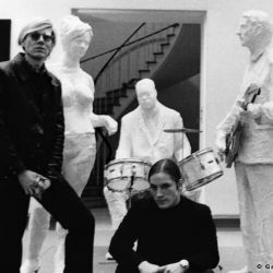 Andy Warhol und Joe Dallesandro vor George Segals Installation 'Rock and Roll' Combo (1964), Hessisches Landesmuseum, Darmstadt 1971, 1971/2012, 30,0 x 40,0 cm, Auflage: 25+1