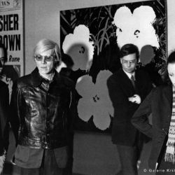 Revisited: Fred Hughes, Andy Warhol, Dr. Götz Adriani und Jane Forth vor Warhols Flowers (1964), Hessisches Landesmuseum, Darmstadt 1971, 1971/2012, 30,0 x 40,0 cm, Auflage: 25+1