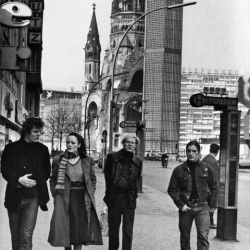 Auf dem Kurfürstendamm (im Hintergrund die Gedächtniskirche), West-Berlin 1971, 1971/2012, 40,0 x 30,0 cm, Auflage: 25+1