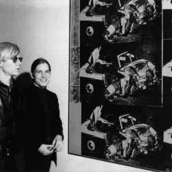 Andy Warhol und Joe Dallesandro vor Warhols Gemälde 'Green Disaster #2 (Green Disaster Ten Times)' (1963), Hessisches Landesmuseum, Darmstadt 1971, 1971/2012, 30,0 x 40,0 cm, Auflage: 25 + 1