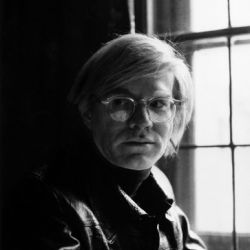 Andy Warhol am Fenster sitzend, 1971, 1971/2012, 40,0 x 30,0 cm, Auflage: 25 + 1