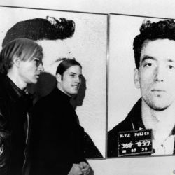 Andy Warhol und Joe Dallesandro vor Warhols Gemälde 'Most Wanted Men No. 11, John Joseph H. (Henehan)' (1964), Hessisches Landesmuseum, Darmstadt 1971, 1971/2012, 30,0 x 40,0 cm, Auflage: 25 + 1