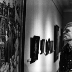 Andy Warhol vor Stephan Lochners Gemälde 'Die Darbietung  Christi imTempel' (1447), Hessisches Landesmuseum, Darmstadt 1971,  1971/2012, 30,0 x 40,0 cm, Auflage: 25 + 1